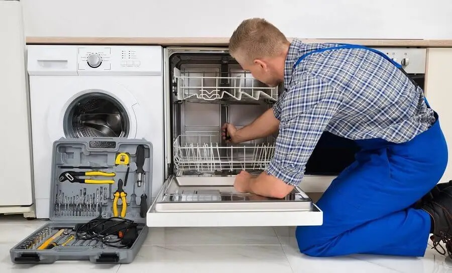 Sapanca Liebherr servisi teknisyen ekibi beyaz eşya tamiri yaparken